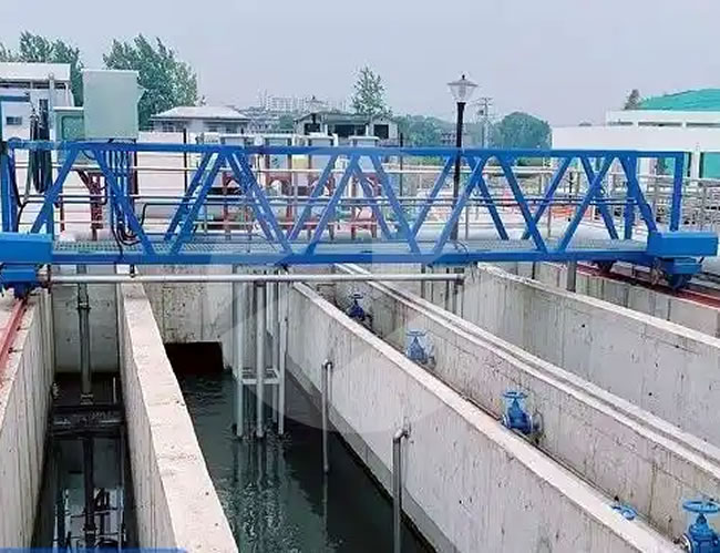 移动桥式刮吸泥机